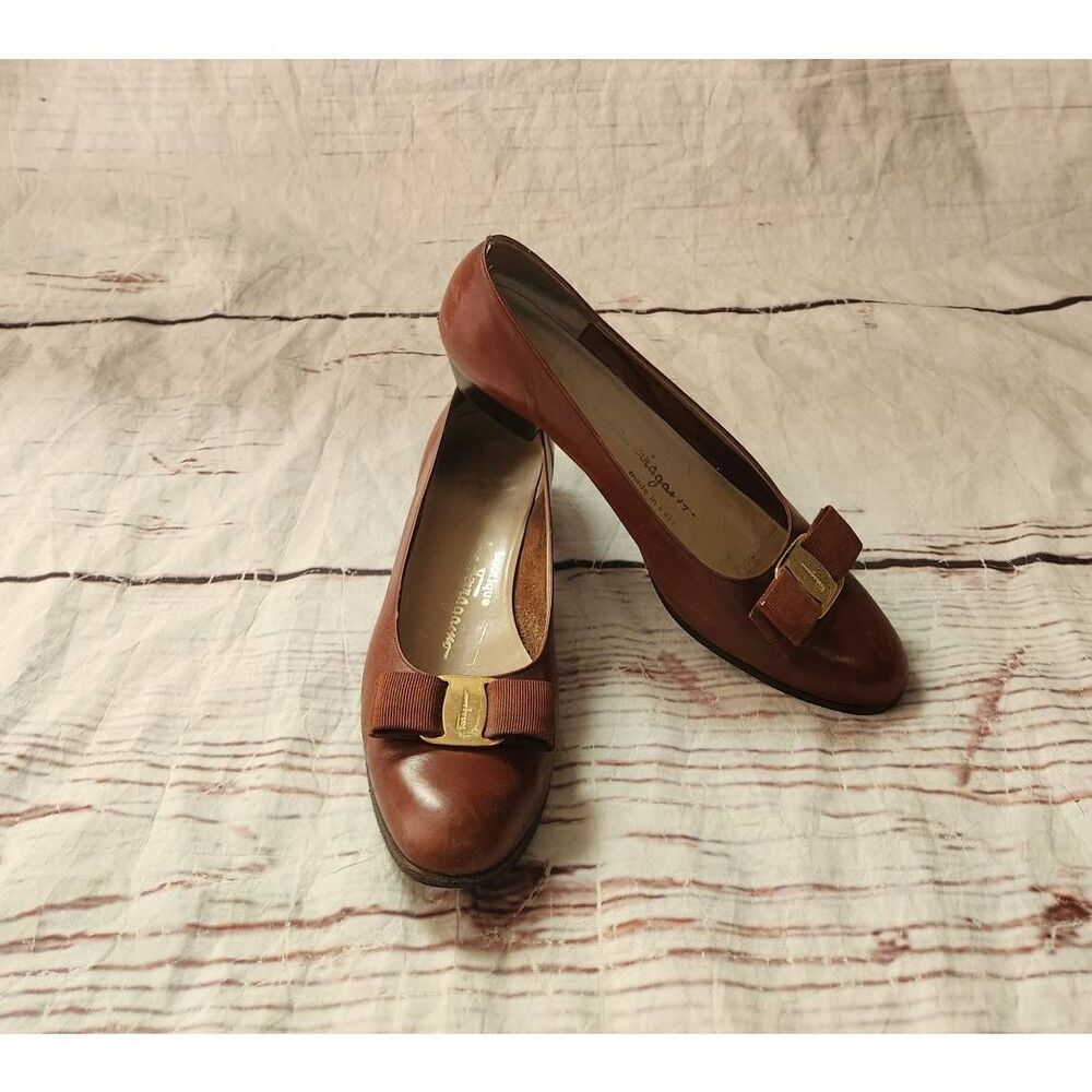 Vintage Salvatore Ferragamo Vara Bow Pumps Size 8.5 AA